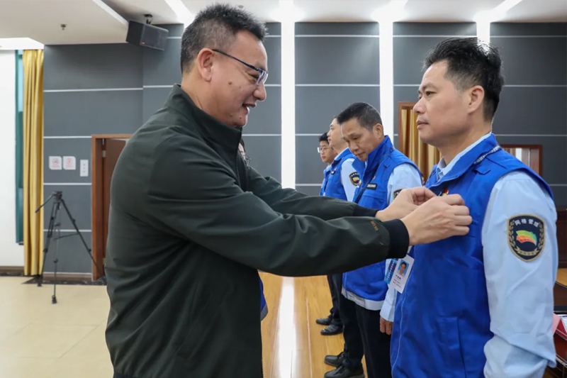 茶山网格管理队伍换新工作服