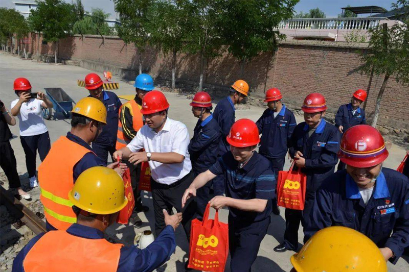 方大炭素为员工换新款夏装工作服(图1) 0.jpg