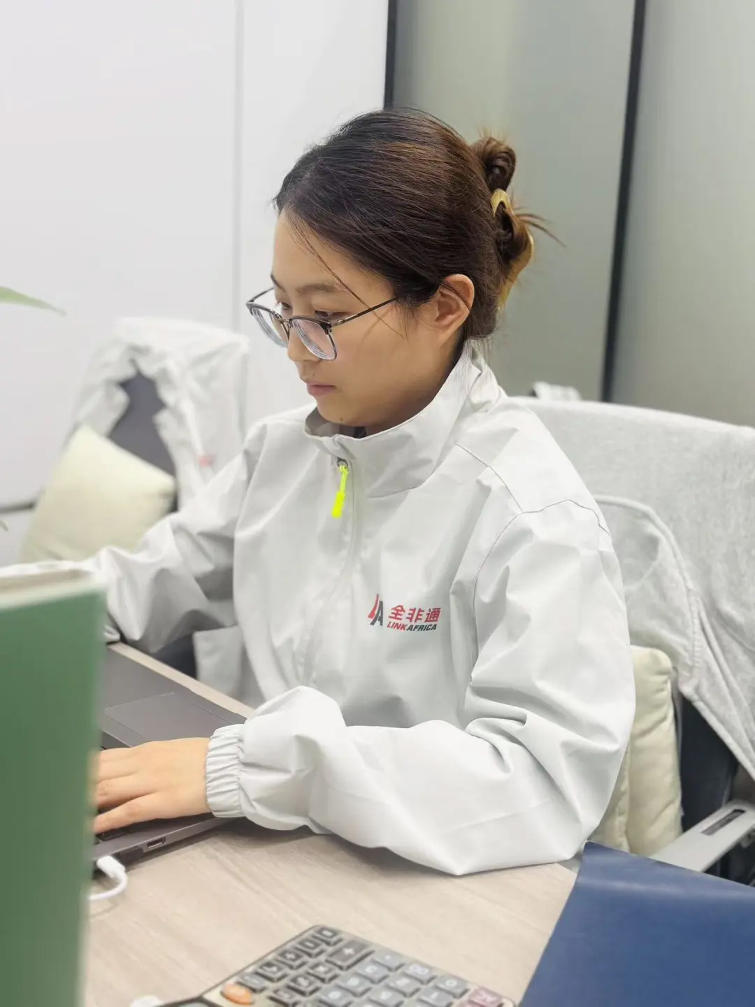 全非通公司焕新秋冬工作服“温暖铠甲”御寒更暖心!(图6) 6.jpg