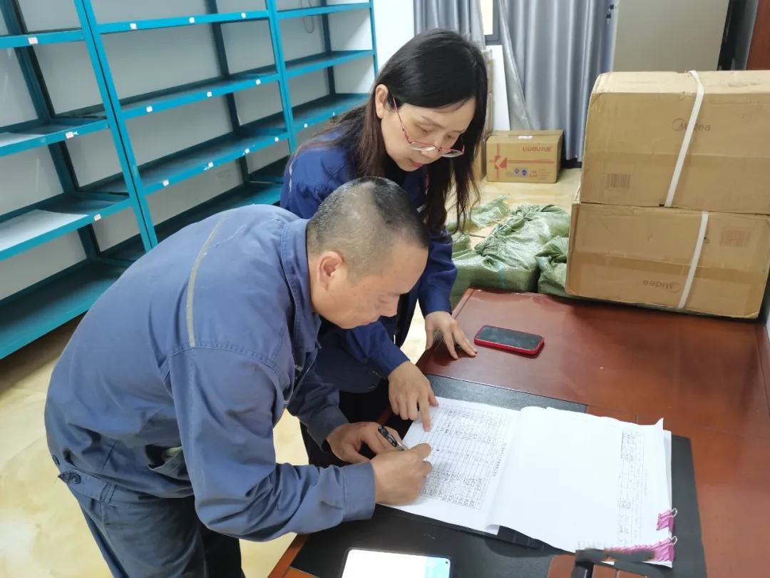 冬季降至!新钢集团为员工发放秋冬工作服(图2) 2.png