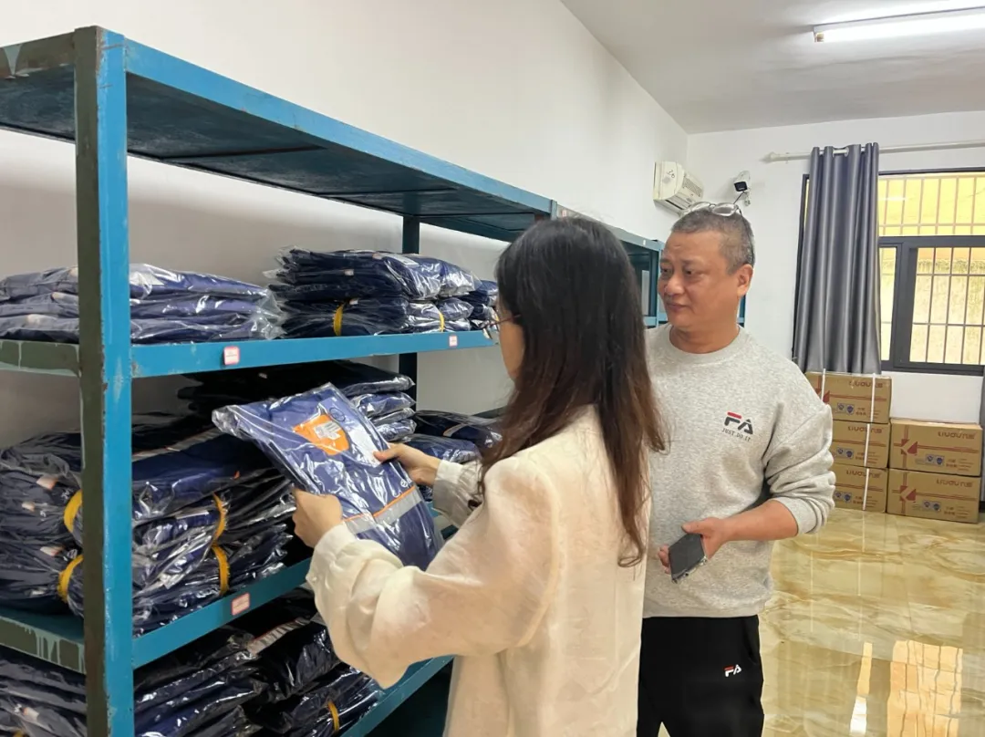 冬季降至!新钢集团为员工发放秋冬工作服(图3) 3.png