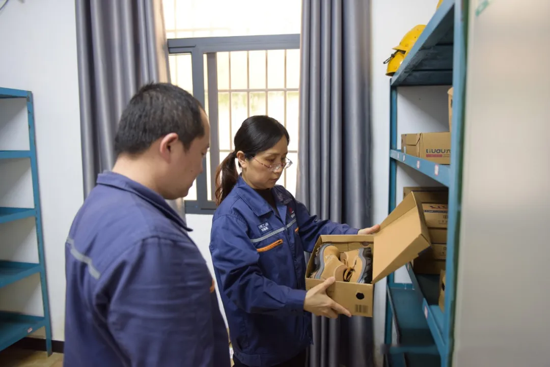 冬季降至!新钢集团为员工发放秋冬工作服(图4) 4.png