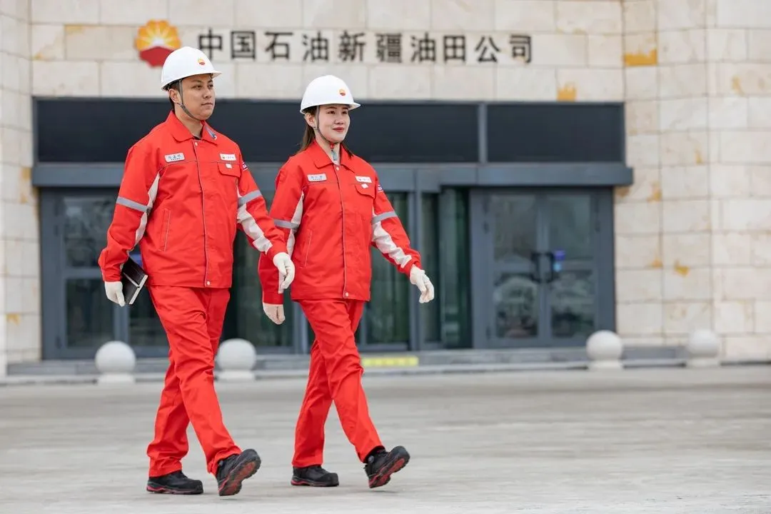 中国石油新疆油田公司换新工作服(图1) 1.png