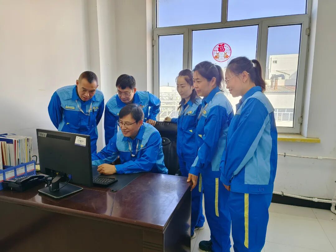 黑龙江昊华化工公司员工换新工作服,换新装 展新貌(图5) 5.jpeg