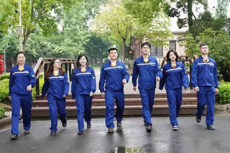 穿上新工装,工作更有劲!中南钢铁集体换装升级(图1) 1.jpg