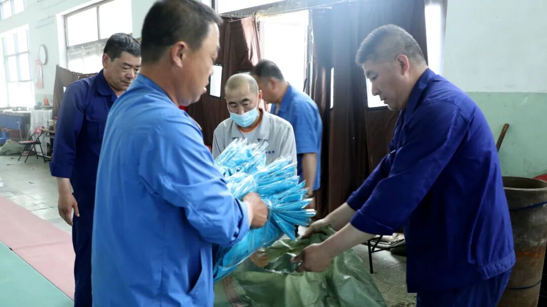 葫芦岛有色为员工发放两套新夏季工作服(图3) 10003.jpeg