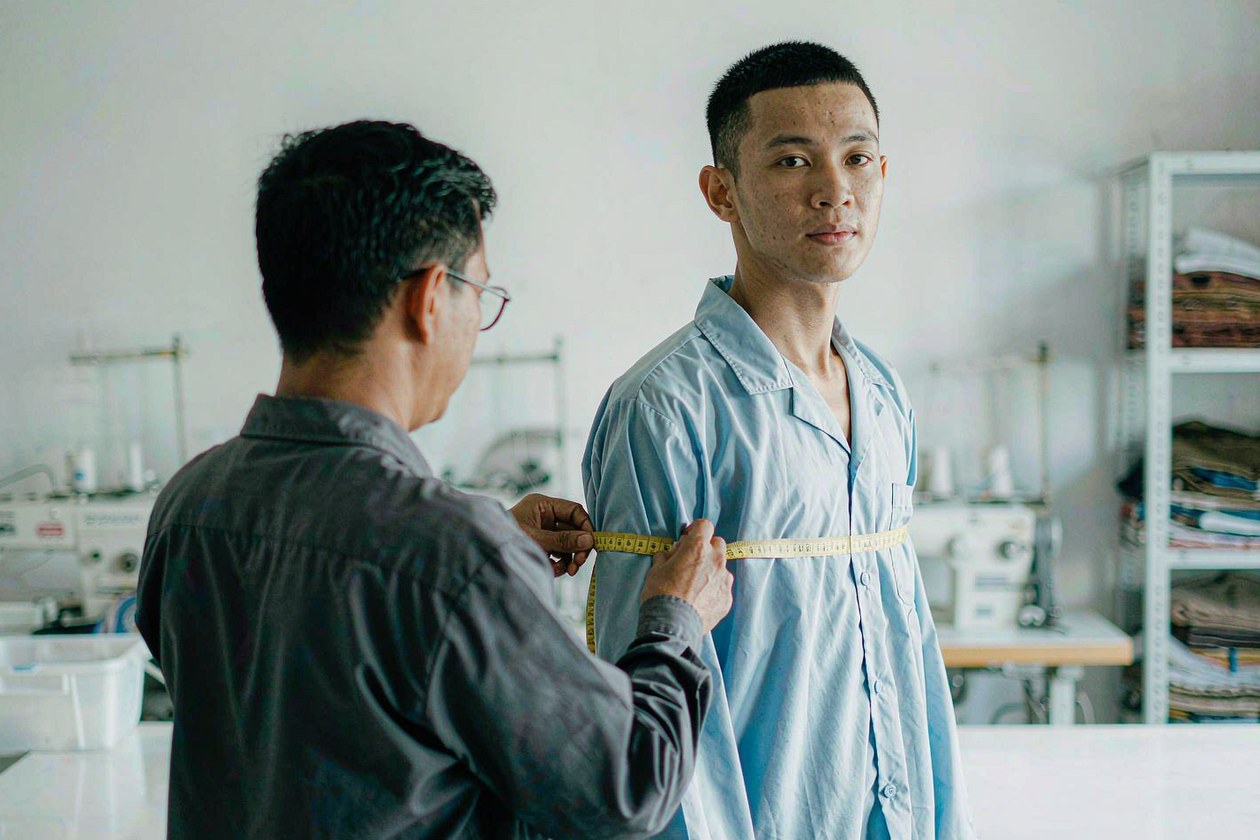 工作服尺码统计怎么做？身高体重表、现场量体、试穿确认三种方式的误差与流程(图2)