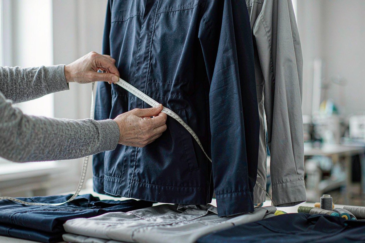 工作服不合身怎么改?工作服改码、返修、重做三条路径一次讲清(图1) 工作服不合身怎么改?工作服改码、返修、重做三条路径一次讲清(图1)